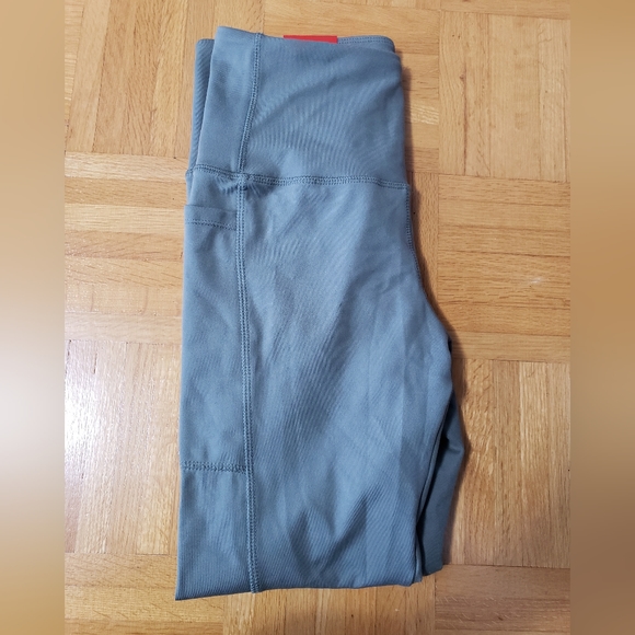 High Rise 7/8 Legging with Pockets - Picture 3 of 4